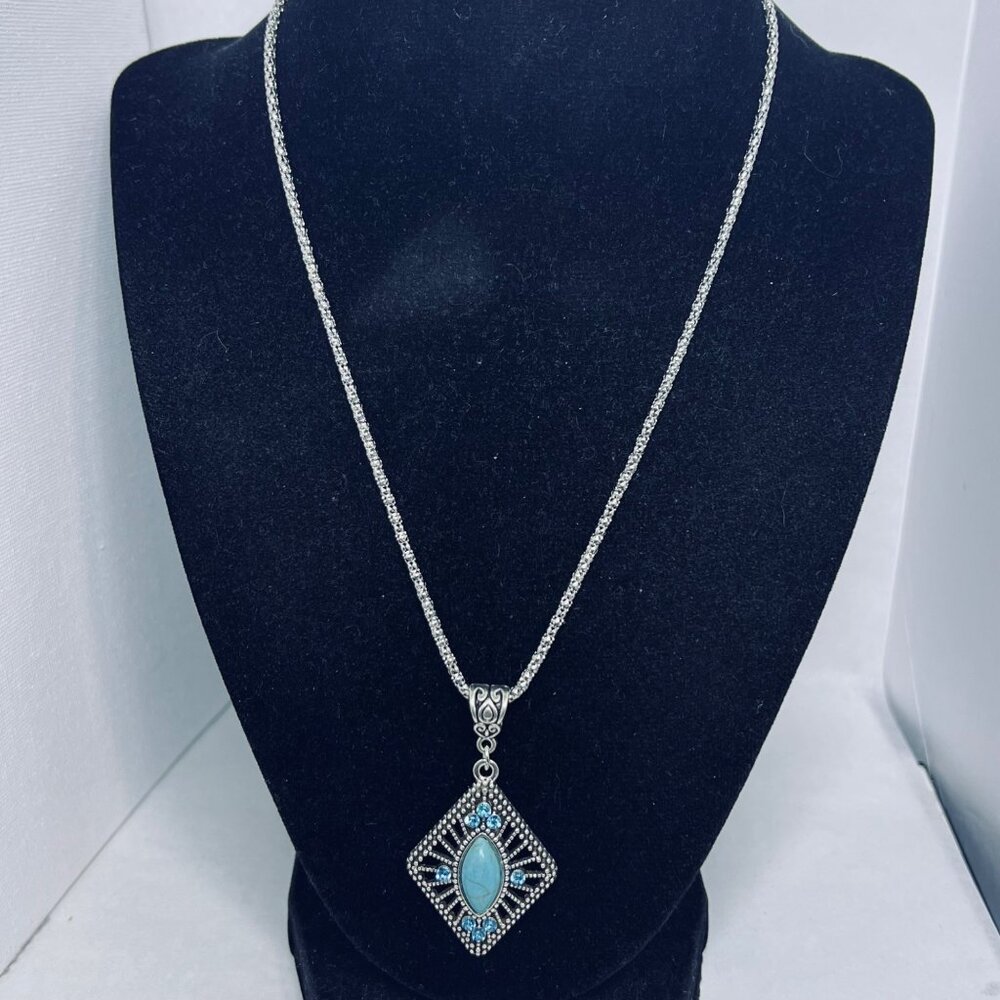Silver Tone Necklace W/Faux Turquois & Rhinestone Diamond Shaped Pendant (5471)